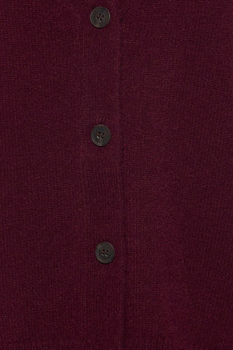 Gilet en maille violet foncé de Le Fabuleux Marcel de Bruxelles avec boutons foncés sur le devant.