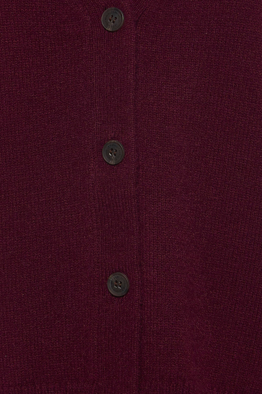 Gilet en maille violet foncé de Le Fabuleux Marcel de Bruxelles avec boutons foncés sur le devant.