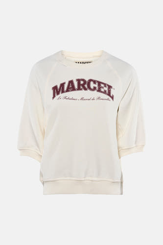 Pull écru à col rond de Le Fabuleux Marcel de Bruxelles, avec imprimé 'MARCEL' bordeaux et manches courtes raglan.