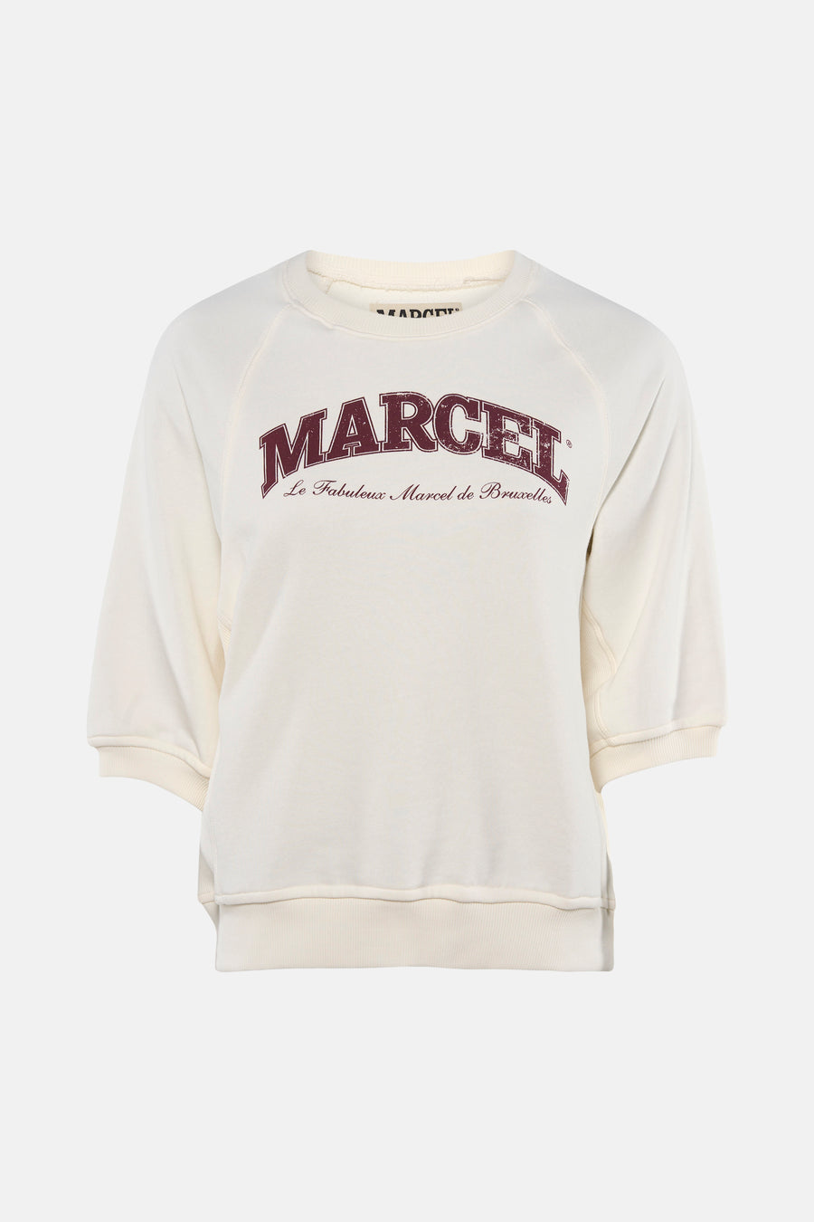 Pull écru à col rond de Le Fabuleux Marcel de Bruxelles, avec imprimé 'MARCEL' bordeaux et manches courtes raglan.