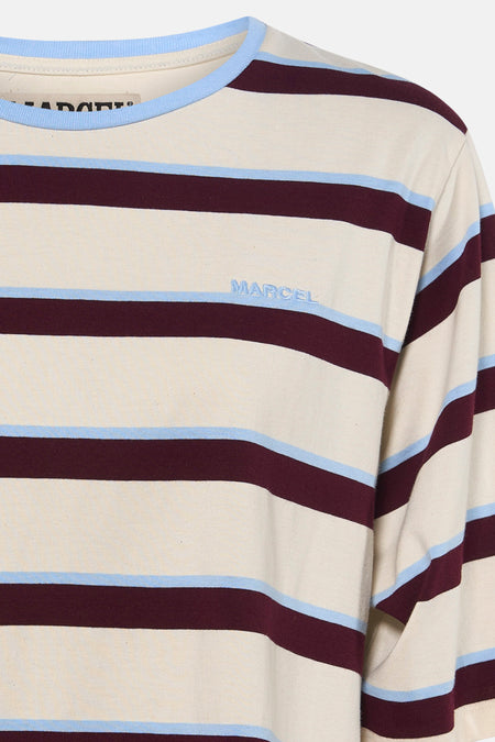 Multicolor gestreepte 3/4-mouw T-shirt van Le Fabuleux Marcel de Bruxelles, crèmekleurig met bordeaux en lichtblauwe strepen, klein borduursel op borst, close-up vooraanzicht
