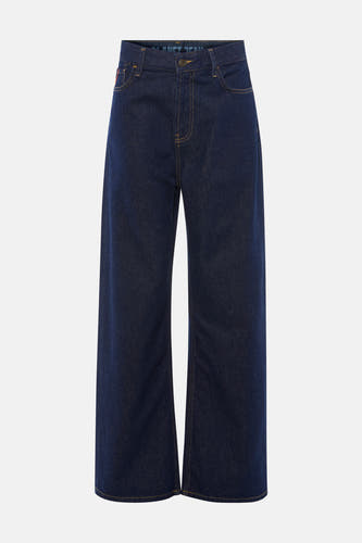 Jean large bleu foncé de Le Fabuleux Marcel de Bruxelles, avec surpiqûres jaunes et jambe droite.