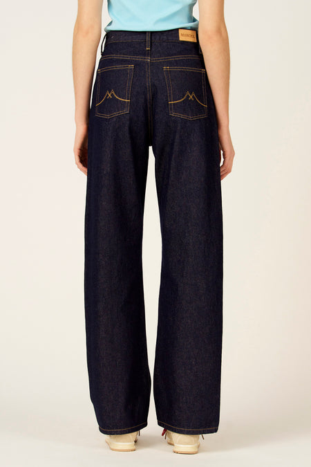 Wijde denim jeans van Le Fabuleux Marcel de Bruxelles, met goudkleurige stiksels op de zakken, rugaanzicht.
