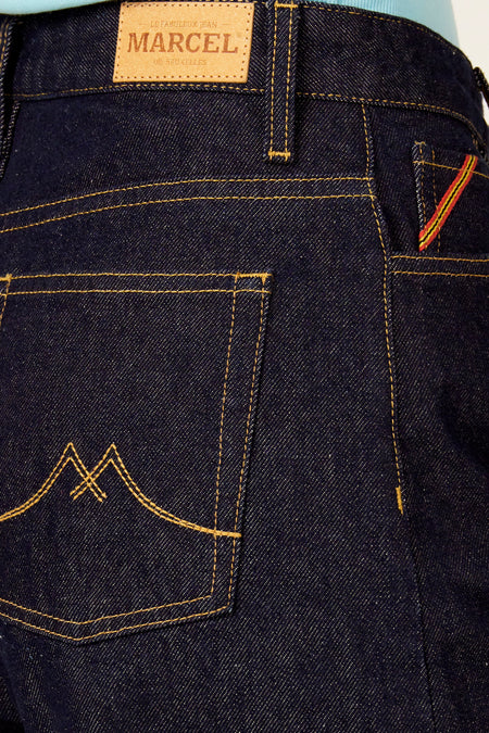 Wijde denim jeans van Le Fabuleux Marcel de Bruxelles, met gele stiksels op de achterzak en riemlus.