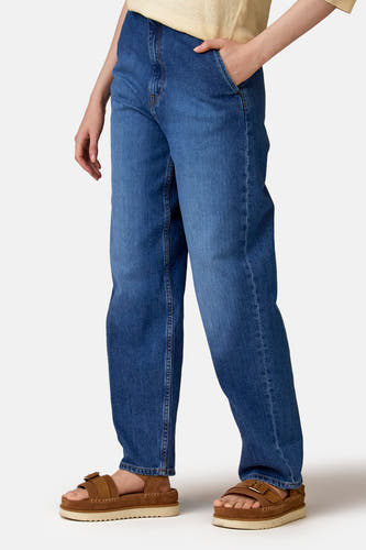 Jeans en denim foncés, de Le Fabuleux Marcel de Bruxelles, avec une coupe décontractée et des sandales marron.