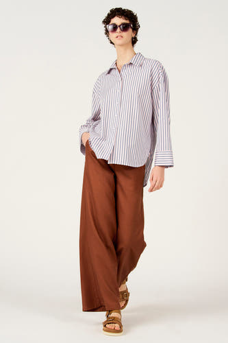 Pantalon de costume marron de Le Fabuleux Marcel de Bruxelles, à jambes larges et associé à une chemise rayée.