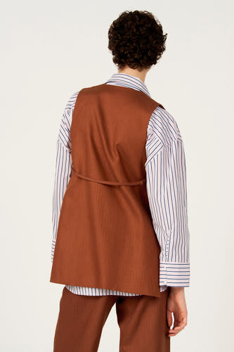 Bruine blazer van Le Fabuleux Marcel de Bruxelles met een subtiel visgraatmotief, gedragen over een gestreept overhemd, achterkant weergegeven.

