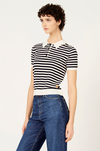 Blauwe trui met ronde hals van Le Fabuleux Marcel de Bruxelles, met een gestreept patroon en een polokraag, gedragen met een donkere jeans.
