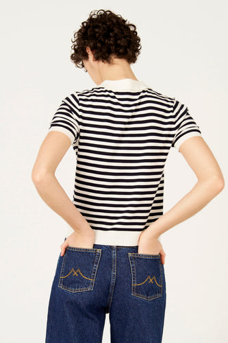 Blauwe trui met ronde hals van Le Fabuleux Marcel de Bruxelles, met een zwart-wit gestreept patroon en korte mouwen.