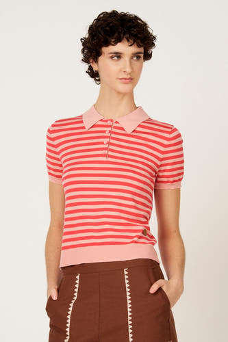 Pull rouge à col rond de Le Fabuleux Marcel de Bruxelles, avec des rayures horizontales, combiné avec un short marron.