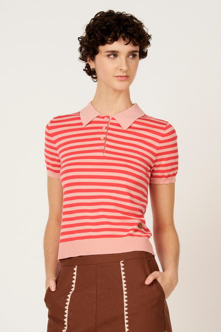 Pull rouge à col rond de Le Fabuleux Marcel de Bruxelles, avec des rayures horizontales, combiné avec un short marron.