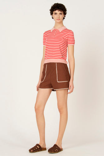 Rode ronde hals trui van Le Fabuleux Marcel de Bruxelles, met roze strepen en korte mouwen.