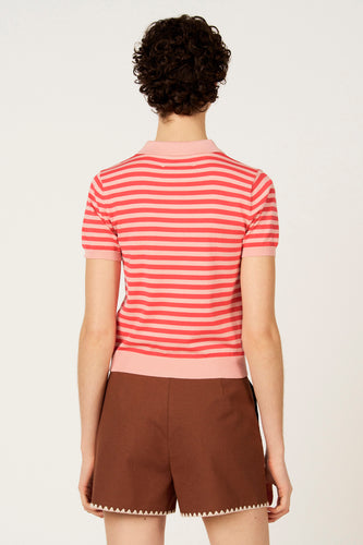 Rode trui met ronde hals van Le Fabuleux Marcel de Bruxelles, met horizontale strepen, gecombineerd met bruine shorts.
