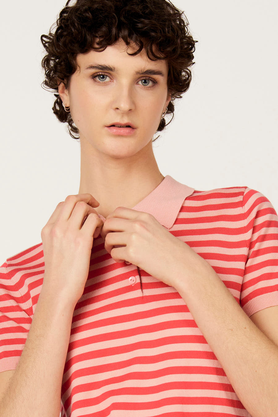 Rode trui met ronde hals van Le Fabuleux Marcel de Bruxelles, met roze strepen en korte mouwen.