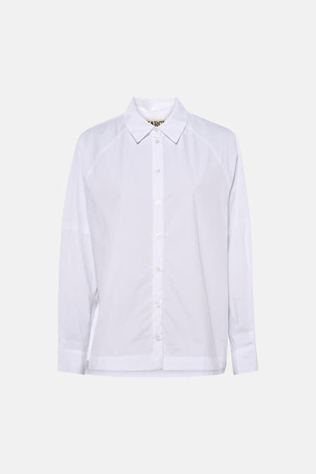 Chemise blanche à manches longues de Le Fabuleux Marcel de Bruxelles, avec fermeture à boutons.