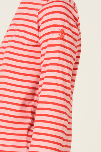 T-shirt à manches longues rayé rouge de Le Fabuleux Marcel de Bruxelles, avec petit logo de la même couleur sur la manche.
