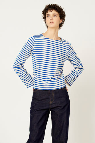 T-shirt bleu à rayures et à manches longues de Le Fabuleux Marcel de Bruxelles, avec un petit logo sur la manche et une coupe courte.