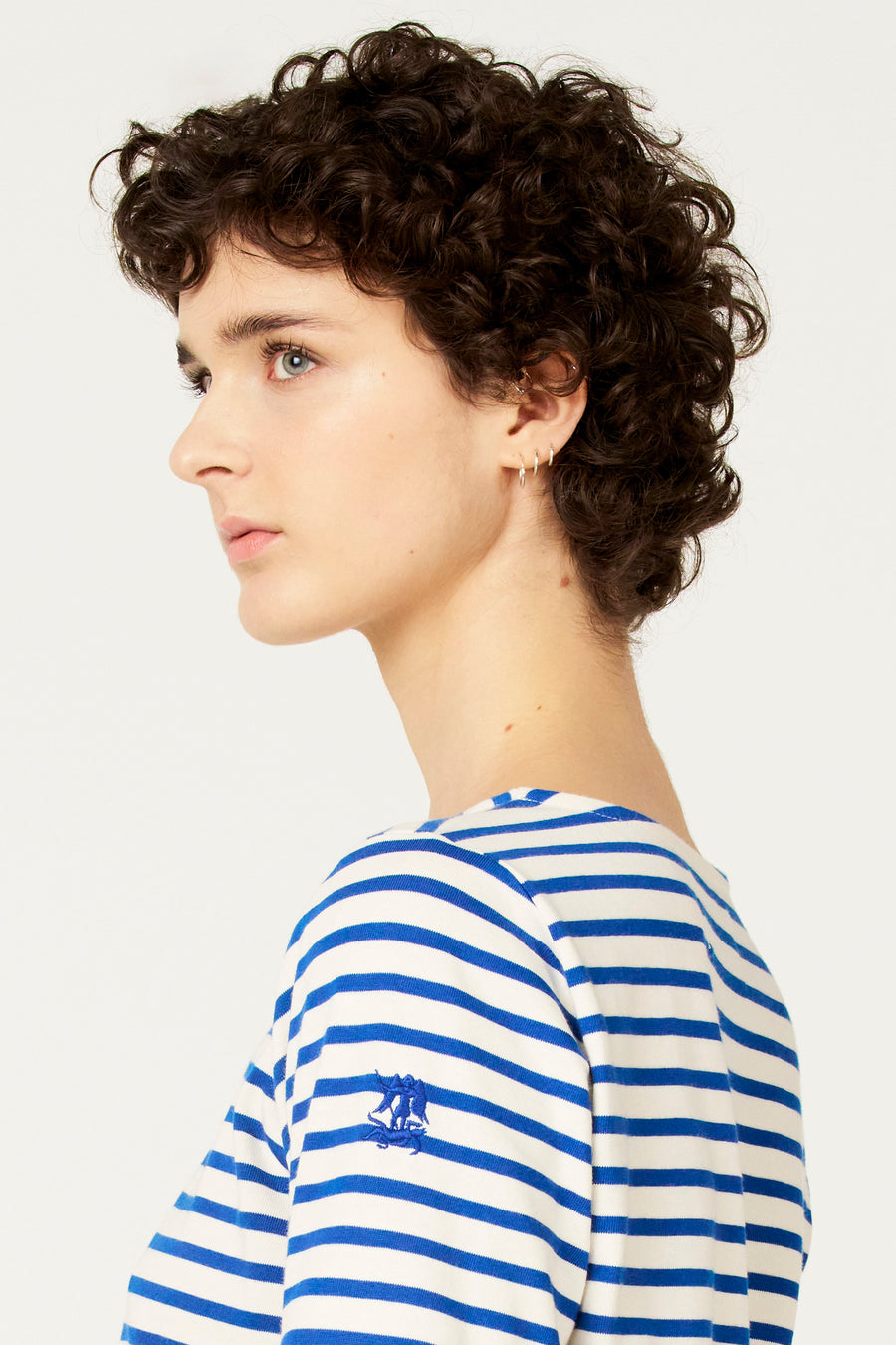 T-shirt bleu à rayures à manches longues de Le Fabuleux Marcel de Bruxelles, vu de profil.