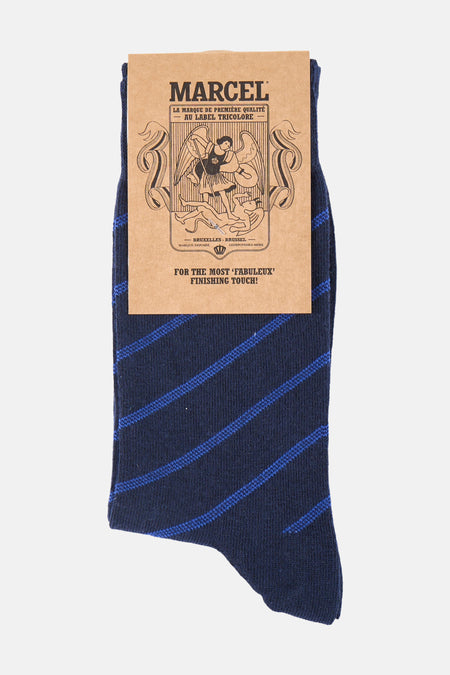 Donkerblauwe sokken met diagonale blauwe strepen van Le Fabuleux Marcel de Bruxelles, met kraftpapierlabel en vintage logo, front view