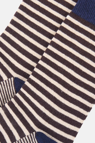 Multicolor gestreepte sokken van Le Fabuleux Marcel de Bruxelles, met donkerblauwe en crèmekleurige strepen en blauwe teen en hiel, close-up weergave
