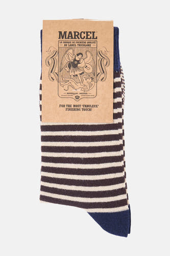 Multicolor gestreepte sokken van Le Fabuleux Marcel de Bruxelles, met donkerblauwe en crèmekleurige strepen en een blauwe teen, op verpakking met vintage logo