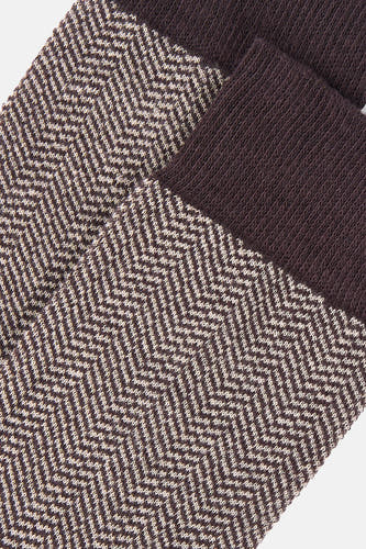 Bruine sokken met zigzag patroon van Le Fabuleux Marcel de Bruxelles, textuurrijke gebreide stof, close-up weergave