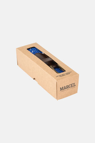 Blauwe riem van Le Fabuleux Marcel de Bruxelles, in een kartonnen doos met venster.
