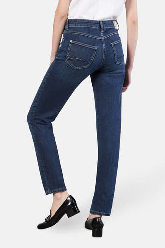 Jean droit en denim bleu de MAC, avec des poches arrière et un lavage foncé.