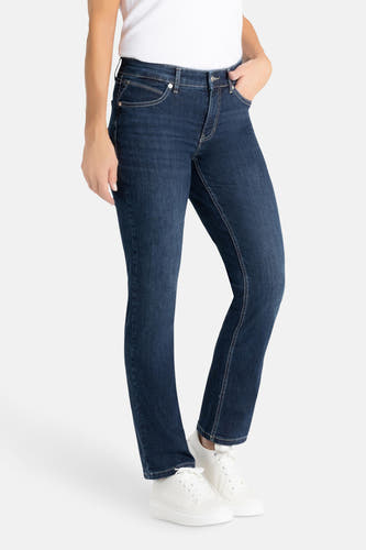 Jean droit en denim bleu moyen de MAC, avec des coutures légères et porté avec des baskets blanches et un t-shirt blanc.