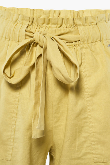 Short MEXX en bleu avec une ceinture à nouer et une taille élastique, gros plan.