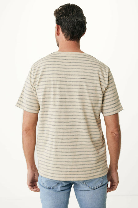 T-shirt rayé bleu de MEXX, avec des manches courtes et un aspect décontracté, porté avec un pantalon en cuir.