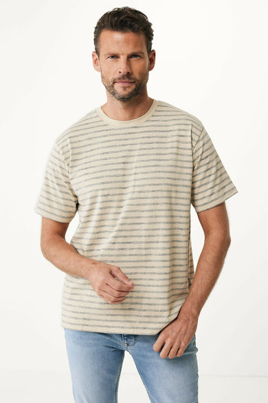 T-shirt rayé bleu de MEXX, avec des manches courtes et une coupe décontractée, associé à des jeans.