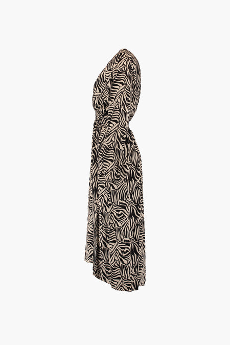 Robe noire à longues manches de HAILYS, avec un imprimé zèbre et une ceinture en vue latérale.