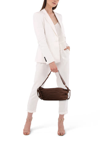 Sac à épaules brun de My Jewellery Bags, avec une texture pliée et porté par un modèle en short blanc.