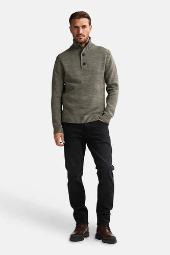 T-shirt vert avec col rond de Petrol Industries®, avec détail de bouton et jeans noirs et chaussures marrons.