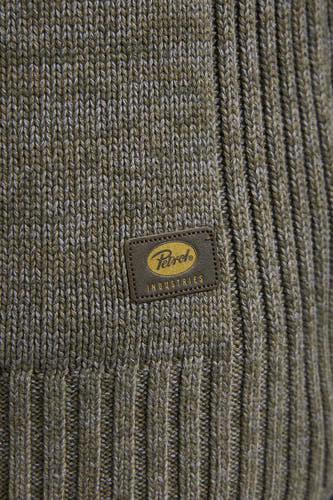 T-shirt vert avec col rond de Petrol Industries, avec des détails en côtes et une patch logo.