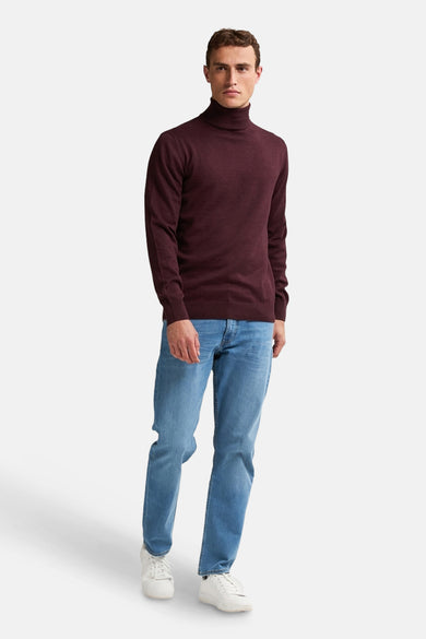 Veste de couleur bordeaux avec col montant de Petrol Industries, portée avec des jeans bleus et des baskets blanches.