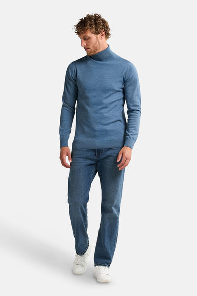 T-shirt bleu avec col montant de Petrol Industries, porté avec des jeans et des baskets blanches.