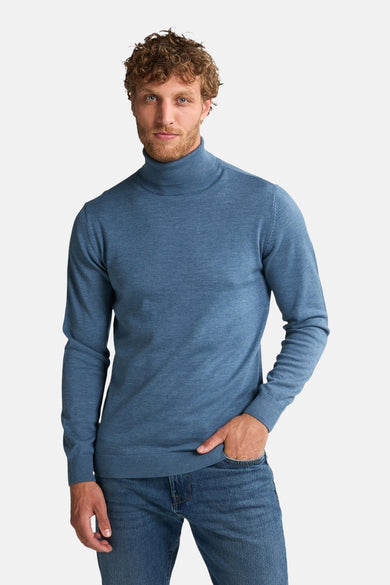 Veste bleue de Petrol Industries, portée avec des jeans et une main dans la poche.
