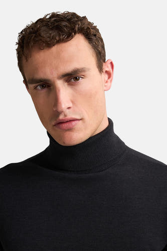 Gilet noir de Petrol Industries avec une structure lisse et fine.
