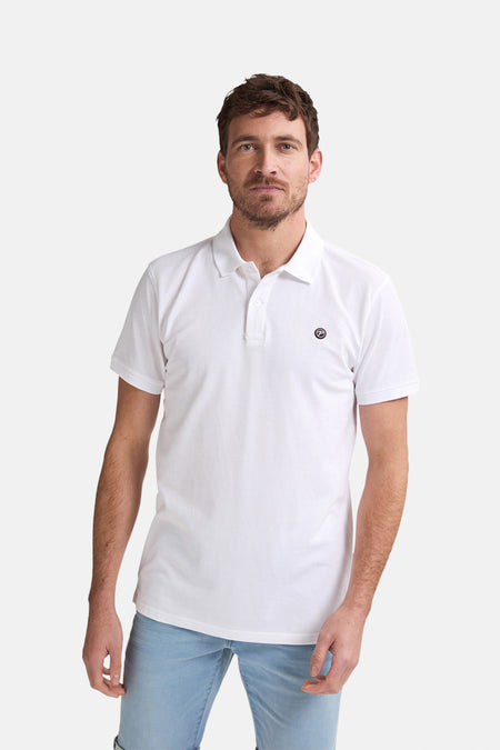 Polo blanc à manches courtes de Petrol Industries, avec un petit logo sur la poitrine.