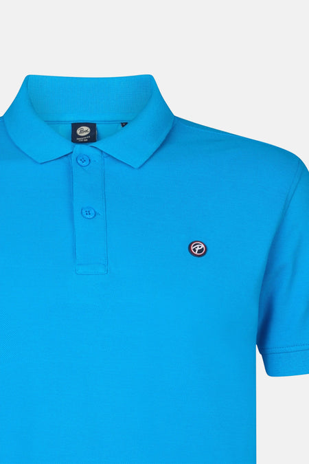 Polo bleu avec manches courtes de Petrol Industries, avec un col côtelé et un emblème sur la poitrine.
