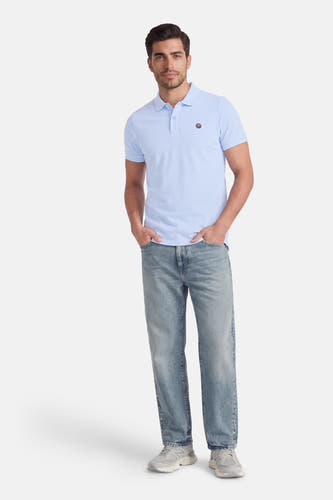 Polo bleu à manches courtes de Petrol Industries®, à porter avec un jean et des baskets grises.
