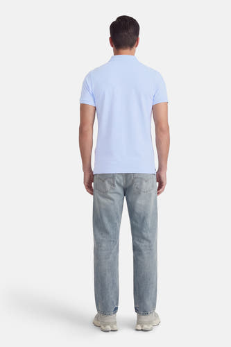 Polo bleu à manches courtes de Petrol Industries®, vue de dos, portée avec un jean et des baskets.