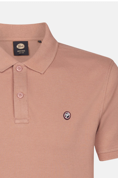 Polo marron à manches courtes de Petrol Industries, avec un logo subtil sur la poitrine.
