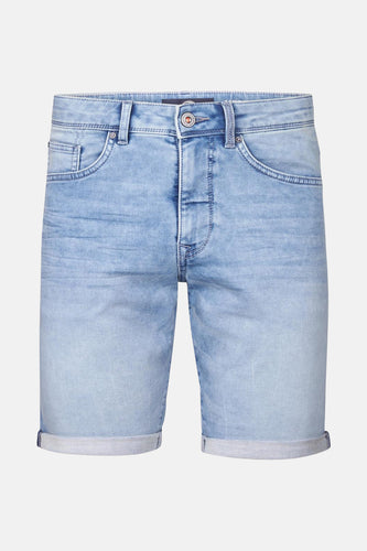 Lichtblauwe jeansshort van Petrol Industries met omgeslagen pijpen en steekzakken.
