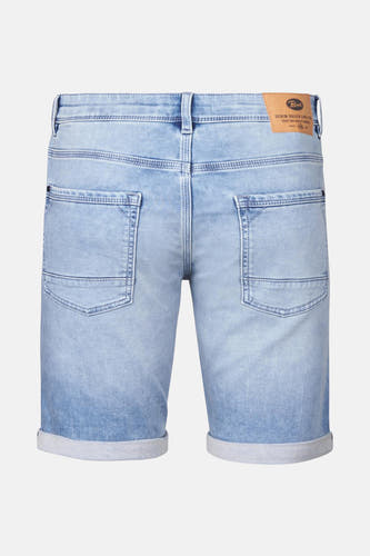 Jean court en denim bleu clair de Petrol Industries, avec une prise de vue détaillée de l'avant, des boutons et des poches.