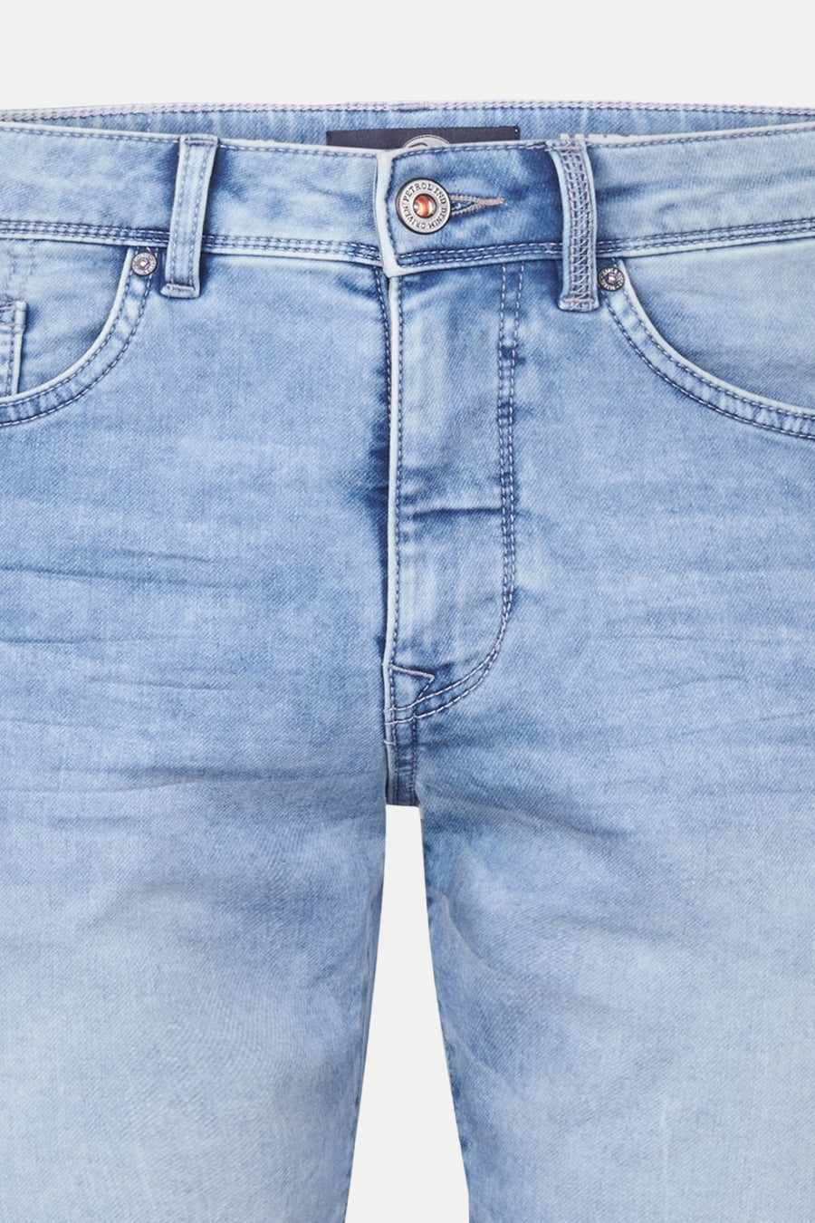 Lichtblauwe denim jeansshort van Petrol Industries, detailopname van de voorkant met knoopsluiting en zakken.
