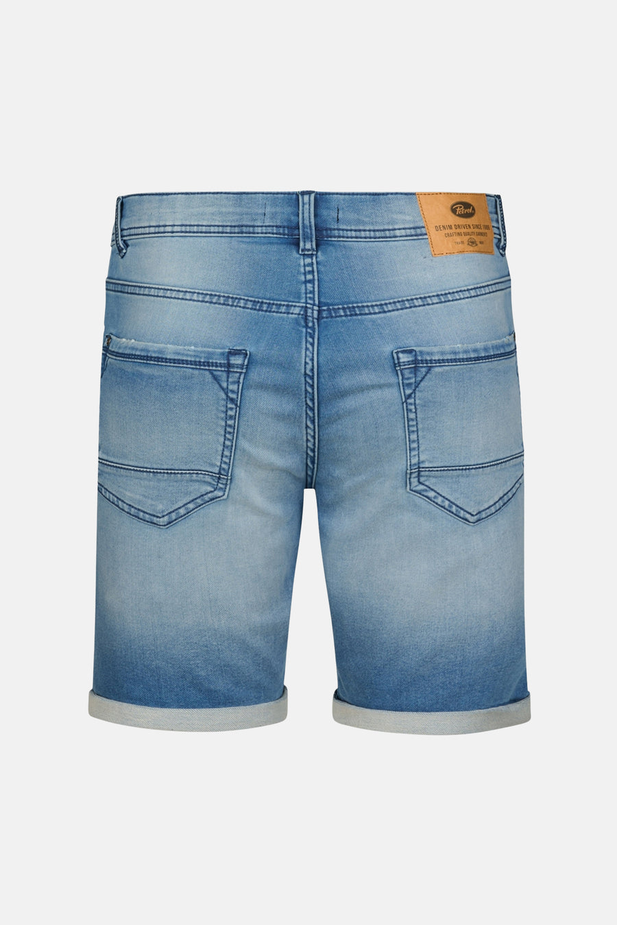 Blauwe jeansshort van Petrol Industries, met achterzakken en omgeslagen pijpen.