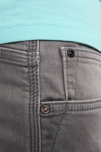 Grijze jeansshort van Petrol Industries, met zakdetail en knopen.
